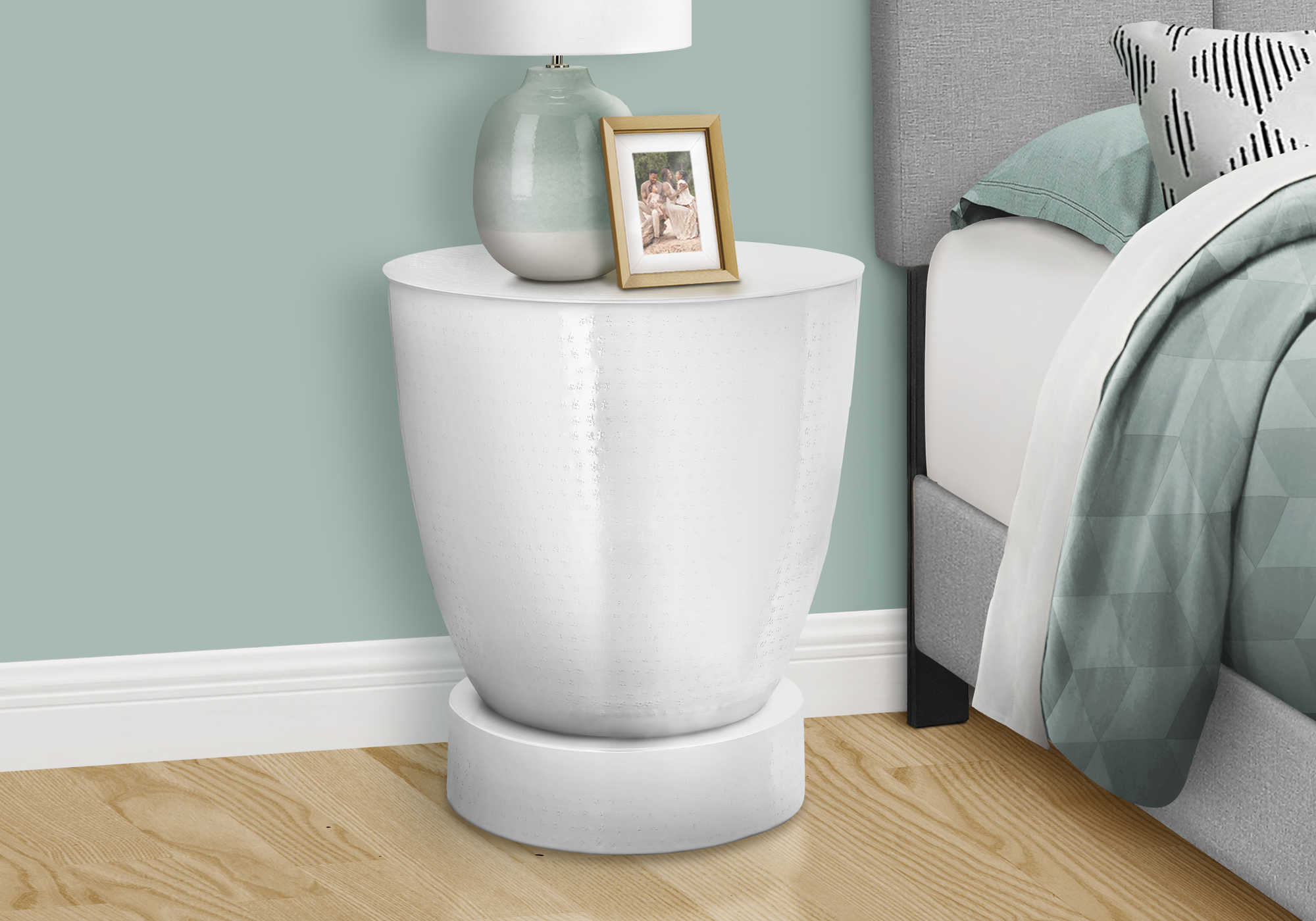 Image of nightstand - 22"h / white textured iron metal drum end   i 3921.