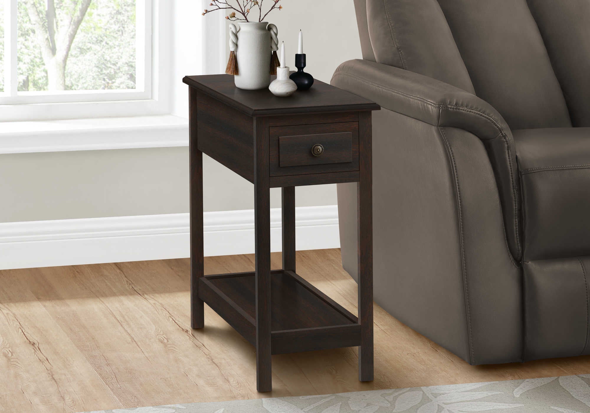 TABLE DE CHEVET - 25"H / BOIS PLAQUE ACAJOU FONCE – I 3990.
