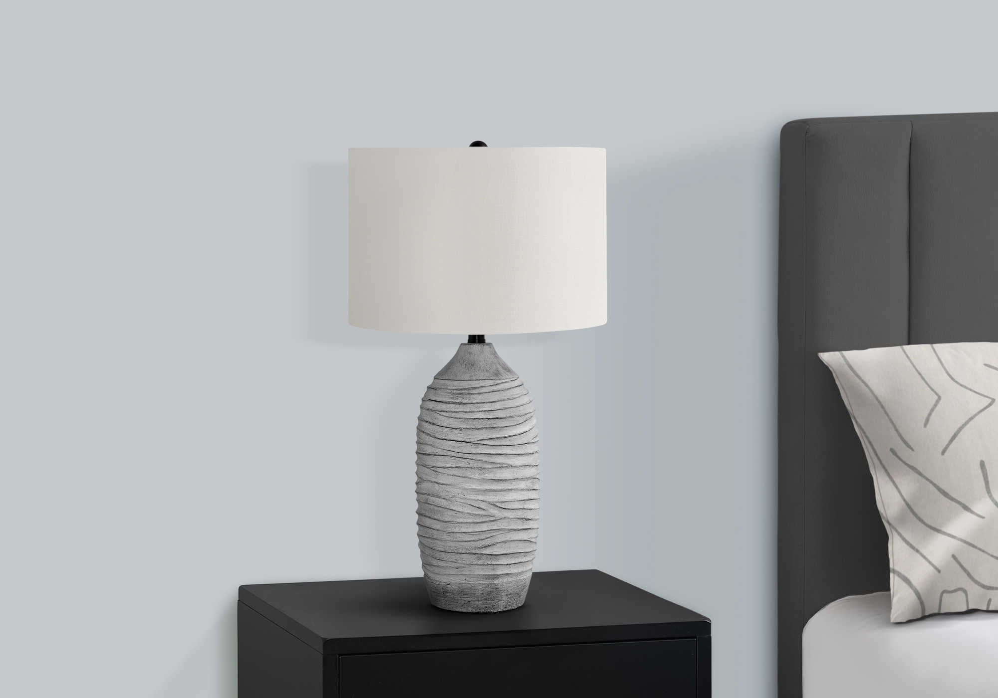 LUMINAIRE - 27"H LAMPE DE TABLE GRIS RESINE / IVOIRE – I 9723.