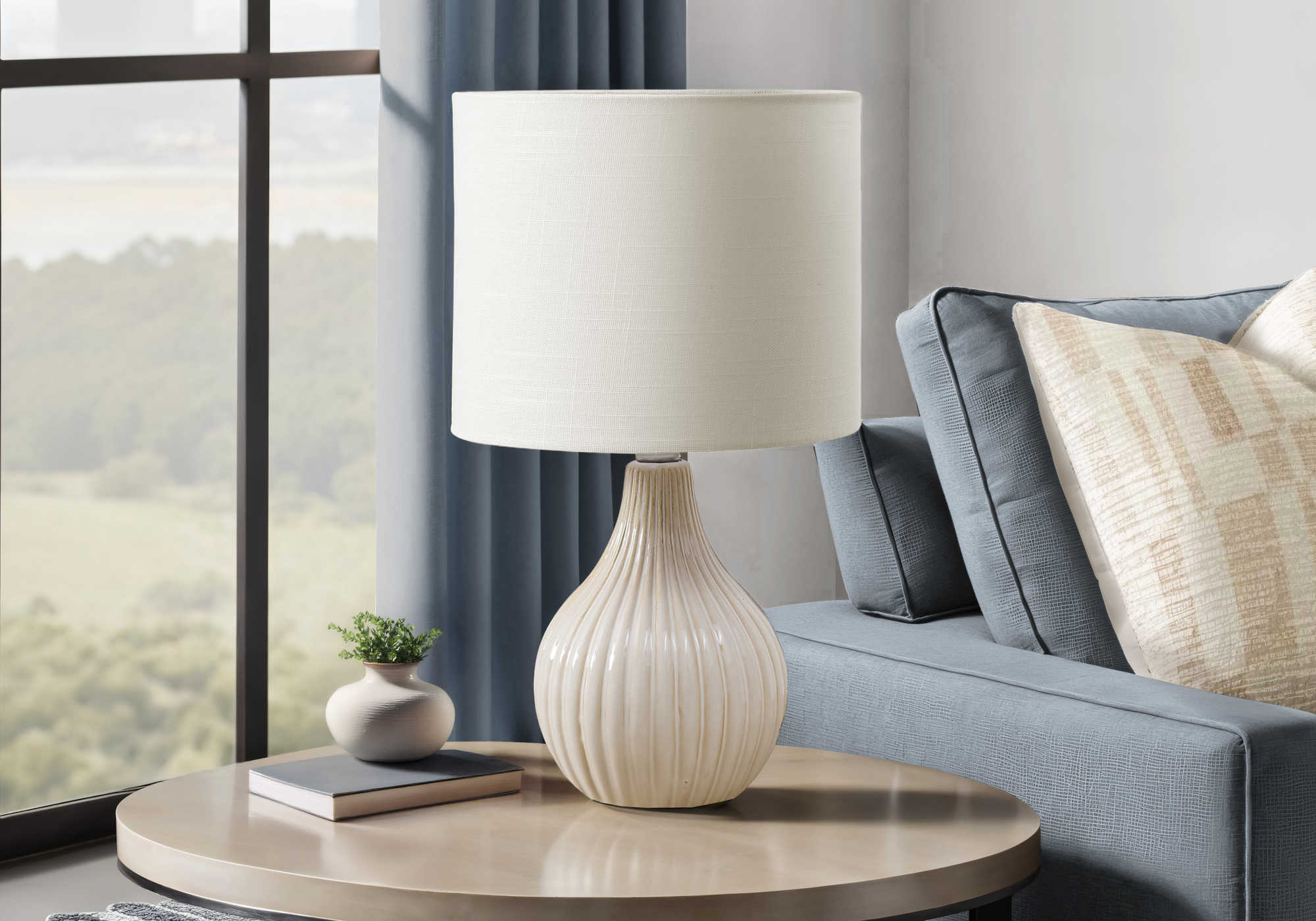LUMINAIRE - 17"H LAMPE DE TABLE BEIGE CERAMIQUE / IVOIRE – I 9776