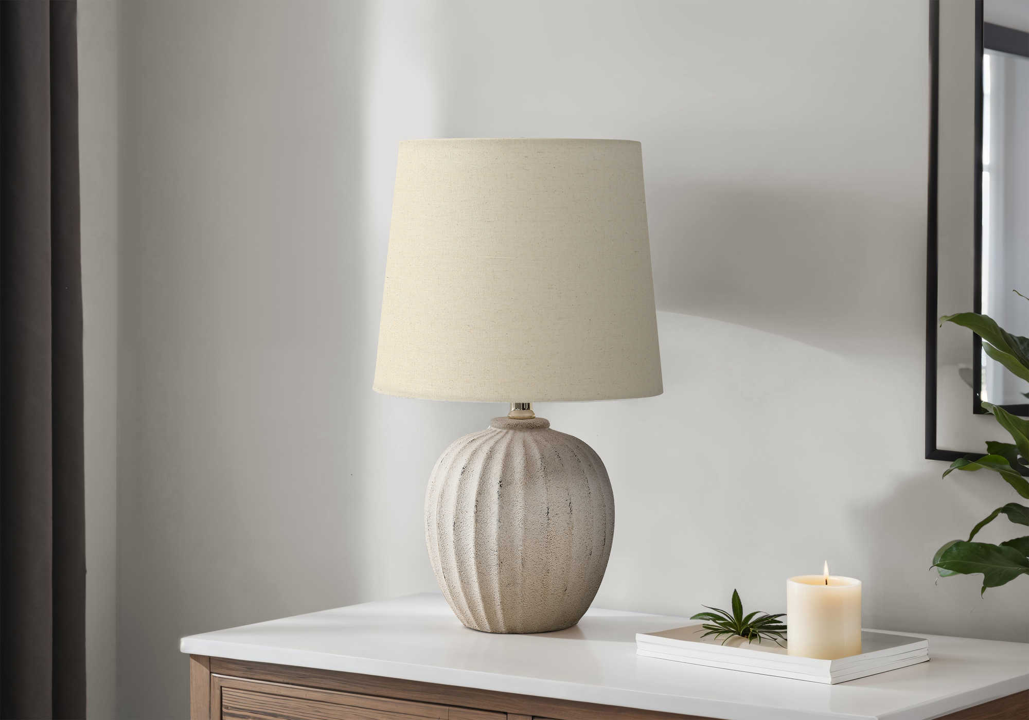 LUMINAIRE - 19"H LAMPE DE TABLE BEIGE RESINE / BEIGE – I 9867