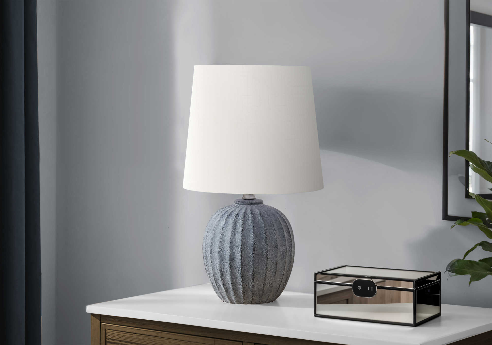 LUMINAIRE - 19"H LAMPE DE TABLE GRIS RESINE / IVOIRE – I 9869
