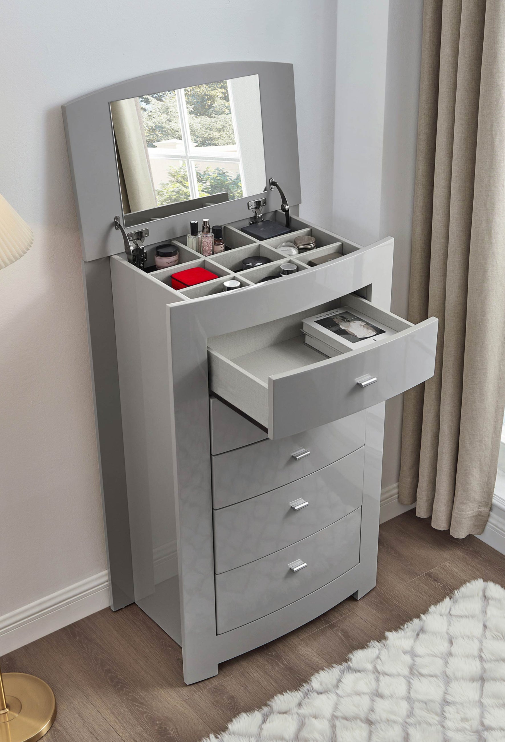 Features 5 Pull-Out Drawers Chest – New York Chest